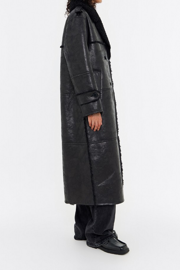 [24FW] 빔바이롤라 블랙 페이크퍼 무스탕은 가을과 겨울, 일상에서 모던하고 미니멀한 스타일을 연출하기에 좋은 여성용 아우터입니다. 부드러운 촉감의 두꺼운 폴리에스테르 소재로 제작되었으며, 롱 기장의 오버핏 디자인으로 편안한 착용감을 선사합니다. 블랙 컬러에 무지 패턴으로 어떤 룩에도 쉽게 매치할 수 있으며, 싱글 버튼 여밈과 페이크퍼 디테일이 특징입니다. 데이트룩, 쇼핑룩 등 다양한 TPO에 활용하여 시크하고 클래식한 스타일을 완성해보세요. 긴 소매 기장으로 보온성을 높였으며, 안감 또한 폴리에스테르로 마감했습니다.
