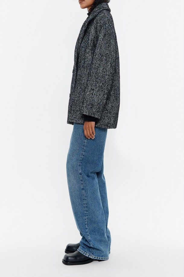 [24FW] 빔바이롤라 헤링본 미니 코트 B246AWC004BKB는 클래식한 무드의 여성용 코트입니다. 가을과 겨울에 착용하기 적합하며, 데일리룩, 출근룩, 오피스룩 등 다양한 TPO에 활용할 수 있습니다. 블랙 컬러의 헤링본 패턴, 레귤러핏의 미니 기장으로, 엉덩이를 살짝 덮는 기장입니다. 두꺼운 두께감과 긴소매, 테일러드 코트 타입으로 안감이 있어 보온성을 더했습니다. 폴리에스터, 모, 레이온 혼방 소재로 제작되어 고급스러운 분위기를 연출합니다.
