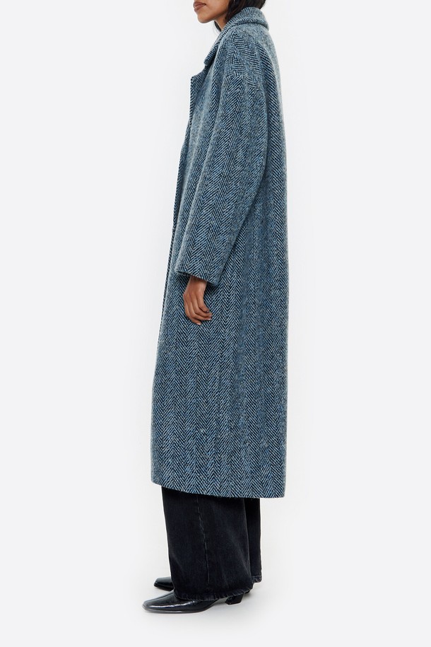 [24FW] 빔바이롤라 헤링본 오버사이즈 롱코트 (B246AWC002BLB)는 클래식하고 시크한 스타일을 추구하는 여성들을 위한 아우터입니다. 가을과 겨울 시즌에 어울리는 두꺼운 울, 폴리에스테르, 아크릴 혼방 소재로 제작되어 보온성을 높였습니다. 헤링본 패턴과 더블 브레스트 디자인이 특징이며, 오버핏 롱 기장으로 세련된 실루엣을 연출합니다. 오피스룩, 출근룩, 겨울 데일리룩 등 다양한 TPO에 활용 가능하며, 미니멀한 스타일을 선호하는 분들에게 적합합니다. 블루 컬러는 세련된 분위기를 더합니다.
