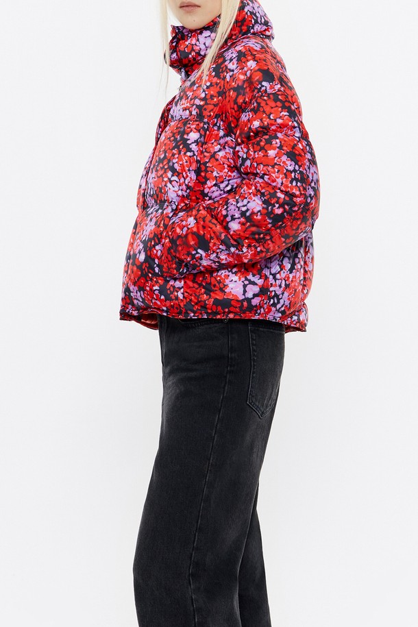 [24FW] 빔바이롤라 레드 미모사 숏패딩 B246AWD007RDB는 여성용 숏패딩으로, 겨울철 캐주얼 스타일을 연출하기에 좋습니다. 레드, 블루, 퍼플 세 가지 컬러로 출시되었으며, 플라워 패턴이 특징입니다. 오리솜털 80%, 오리깃털 20% 충전재로 제작되어 따뜻함을 제공하며, 안감은 나일론 소재입니다. 크롭 기장에 집업 방식으로 간편하게 착용 가능하며, 부드러운 촉감과 긴 소매 기장으로 편안함을 더했습니다. 블랙/화이트 랜덤 더스트백이 포함되어 있어 보관도 용이합니다.
