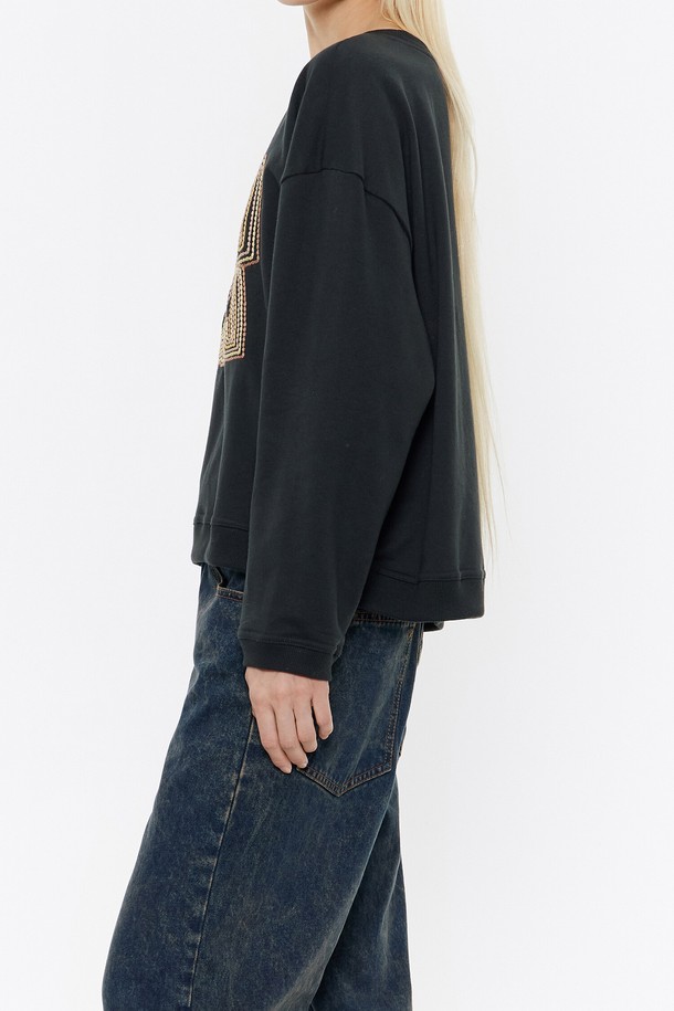 [24FW] 빔바이롤라 블랙 빔바이롤라 로고 스웻셔츠 B246AWW004BKB는 여성용 스웻셔츠입니다. 블랙 컬러에 면 소재로 제작되어 가을, 겨울에 따뜻하게 착용할 수 있습니다. 빔바이롤라 로고가 특징이며, 레귤러핏 라운드넥 디자인으로 캐주얼, 스트릿 스타일을 연출하기 좋습니다. 두꺼운 두께감과 부드러운 촉감으로 편안하게 즐겨 입을 수 있으며, 일상, 동네 마실, 여행 등 다양한 TPO에 활용하기 좋습니다.
