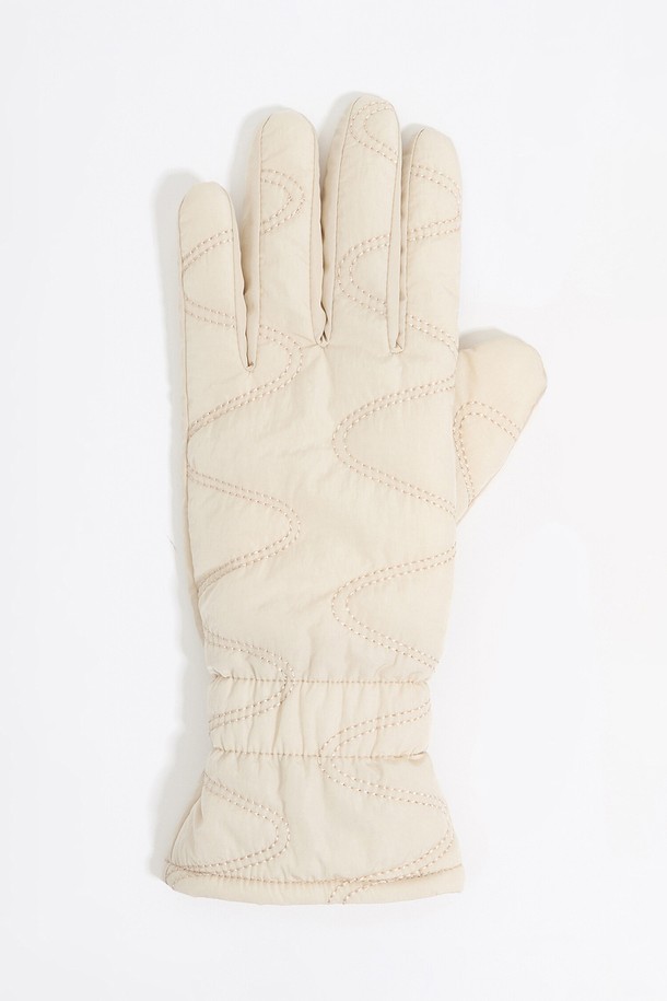 빔바이롤라 아이보리 나일론 장갑은 겨울철 데일리룩에 미니멀하고 클래식한 스타일을 더해줍니다. 아이보리 컬러의 무지 디자인으로 어떤 옷차림에도 잘 어울립니다. 겉감은 100% 나일론, 안감은 85% 폴리에스테르와 15% 나일론, 충전재는 90% 폴리에스테르와 10% 기타 섬유로 구성되어 보온성을 높였습니다. 안감과 충전재가 있어 추운 겨울에도 따뜻하게 착용할 수 있습니다.
