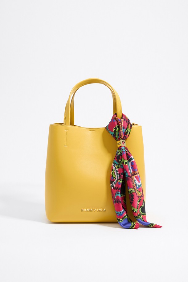 [24FW] 빔바이롤라 핑크 참 스카프 B246AIF017PKF는 여성스러운 스타일을 완성하는 스카프 참입니다. 사랑스러운 하트 패턴과 핑크 컬러가 특징이며, 데이트룩, 쇼핑룩, 카페룩에 잘 어울립니다. 100% 폴리에스테르 소재의 52x52cm 스카프로 제작되었으며, 참은 98% 아연과 2% 에나멜로 구성되어 있습니다. 걸리시, 로맨틱, 클래식 스타일을 즐겨 입는 분들께 추천하며, 더스트백이 함께 제공됩니다.
