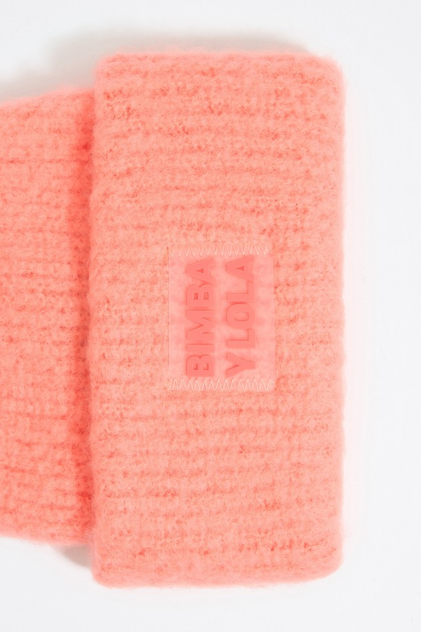 **[24FW] 빔바이롤라(Bimba y Lola) 오렌지 니트 모자 B246AIH009COB**는 캐주얼, 미니멀, 클래식 스타일을 아우르는 공용 비니입니다. 가을, 겨울 시즌에 어울리는 두꺼운 두께감의 니트 소재로 제작되어 부드러운 촉감을 선사하며, 깊은 모자 깊이로 포근함을 더합니다. 오렌지 컬러에 빔바이롤라(Bimba y Lola) 로고 디자인이 돋보이는 이 모자는 출근룩에 포인트를 더해줍니다. 겨울용 비니 스타일로, 일상 속에서 스타일리시함을 연출할 수 있습니다.
