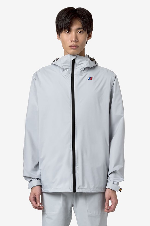 까웨 샤멜 트레블 자켓 라이트그레이 Y246EMJ293은 가볍고 시원한 착용감을 제공하는 남녀 공용 트래블 자켓입니다. 봄, 여름 시즌에 적합하며, 부드러운 나일론 소재와 레귤러핏으로 제작되어 편안한 활동성을 보장합니다. 후드, 방수, 발수, 방풍 기능을 갖춘 라이트그레이 색상의 무지 자켓으로, 여행과 일상에서 스포티하고 캐주얼한 스타일을 연출할 수 있습니다.
