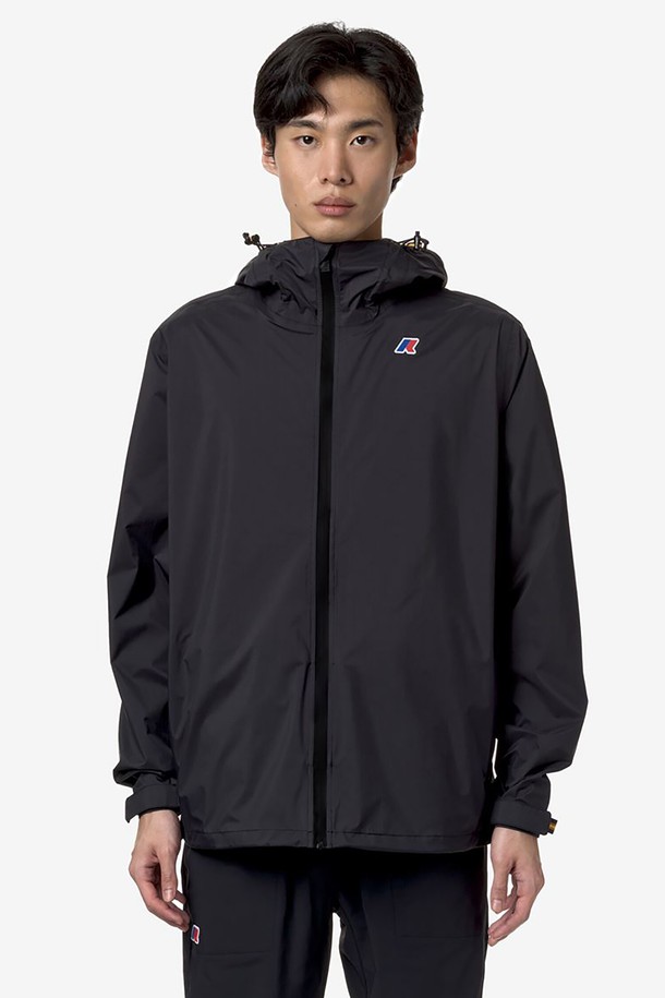 까웨 샤멜 트레블 자켓 블랙 Y246EMJ292는 여행과 일상에서 모두 활용 가능한 남녀 공용 트레블 자켓입니다. 블랙 색상의 무지 디자인으로, 봄, 가을 간절기에 적합하며, 가볍고 부드러운 나일론 소재를 사용하여 편안한 착용감을 제공합니다. 후드, 방수, 발수, 방풍 기능과 더불어, 얇은 두께와 레귤러 핏, 지퍼형 여밈 방식, 그리고 벤틸레이션, 스트링 조절, 사이즈 조절 기능까지 갖춰 실용성을 높였습니다.
