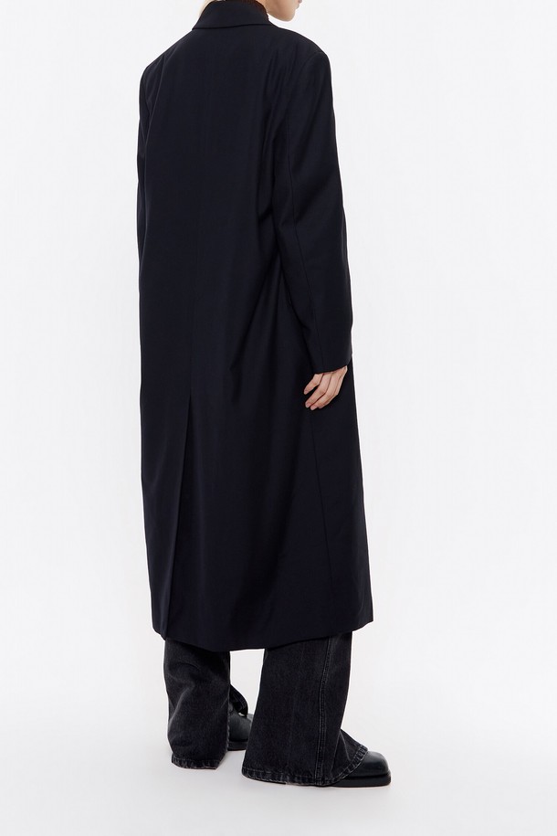 [24FW] 빔바이롤라 블랙 울 더블브레스트 코트는 여성용 아우터 코트입니다. 가을과 겨울에 착용하기 좋으며, 울과 폴리에스테르 혼방 소재로 제작되어 부드러운 촉감을 선사합니다. 블랙 컬러의 무지 디자인에 롱 기장과 오버핏 실루엣이 특징이며, 더블 버튼 여밈 방식으로 클래식하고 미니멀한 스타일을 연출합니다. 테일러드 스타일과 박시핏으로 세련된 분위기를 더하며, 출근룩, 오피스룩, 겨울 데일리룩 등 다양한 TPO에 활용하기 좋습니다.
