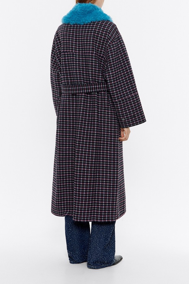 [24FW] 빔바이롤라 블루 퍼 체크 울 롱코트 B246AWC007NYB는 여성용 롱코트입니다. 네이비와 블루 컬러의 체크 패턴이 클래식한 분위기를 자아내며, 가을과 겨울에 착용하기 좋습니다. 두꺼운 울 소재와 안감, 퍼 디테일이 보온성을 높여주며, 허리 스트랩으로 실루엣을 조절할 수 있습니다. 오피스룩, 겨울 데일리룩, 모임룩 등 다양한 TPO에 맞춰 클래식, 미니멀, 시크한 스타일을 연출할 수 있습니다.
