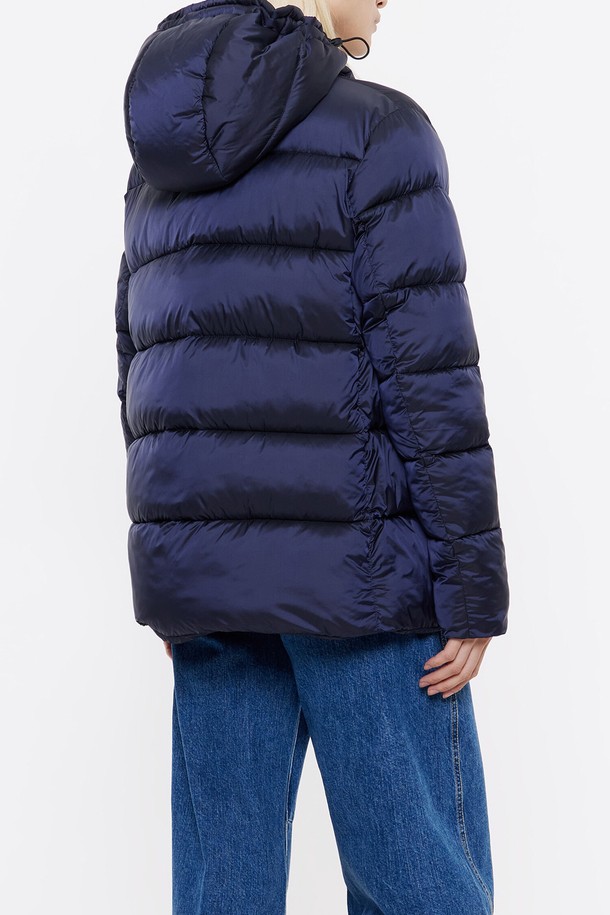 **[24FW] 빔바이롤라 네이비 베이직 숏 패딩**은 겨울 데일리룩을 위한 여성 패딩입니다. 무지 디자인의 네이비 컬러로 미니멀, 클래식, 캐주얼 스타일 연출에 용이합니다. 엉덩이를 살짝 덮는 숏 기장으로, 나일론과 폴리에스터 혼방의 두꺼운 소재를 사용하여 보온성을 높였습니다. 집업 스타일의 레귤러핏이며, 긴소매 디자인입니다. 안감은 나일론 소재입니다.
