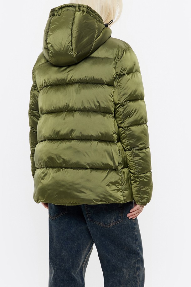 [24FW] 빔바이롤라 카키 베이직 숏 패딩 B246AWD011KAB은 겨울철 데일리룩, 산책룩, 여행룩에 잘 어울리는 여성용 숏 패딩입니다. 미니멀, 캐주얼, 클래식 스타일을 모두 아우르는 베이직한 디자인으로, 카키와 네이비 두 가지 색상으로 출시되었습니다. 엉덩이를 살짝 가리는 숏 기장과 집업 여밈 방식, 레귤러핏으로 편안한 착용감을 선사합니다. 두꺼운 두께감의 나일론, 폴리에스터 혼방 소재와 긴 소매 디자인으로 보온성을 높였으며, 더스트백이 포함되어 있어 보관이 용이합니다. 무지 스타일로 어떤 옷에도 쉽게 매치할 수 있어 활용도가 높습니다.
