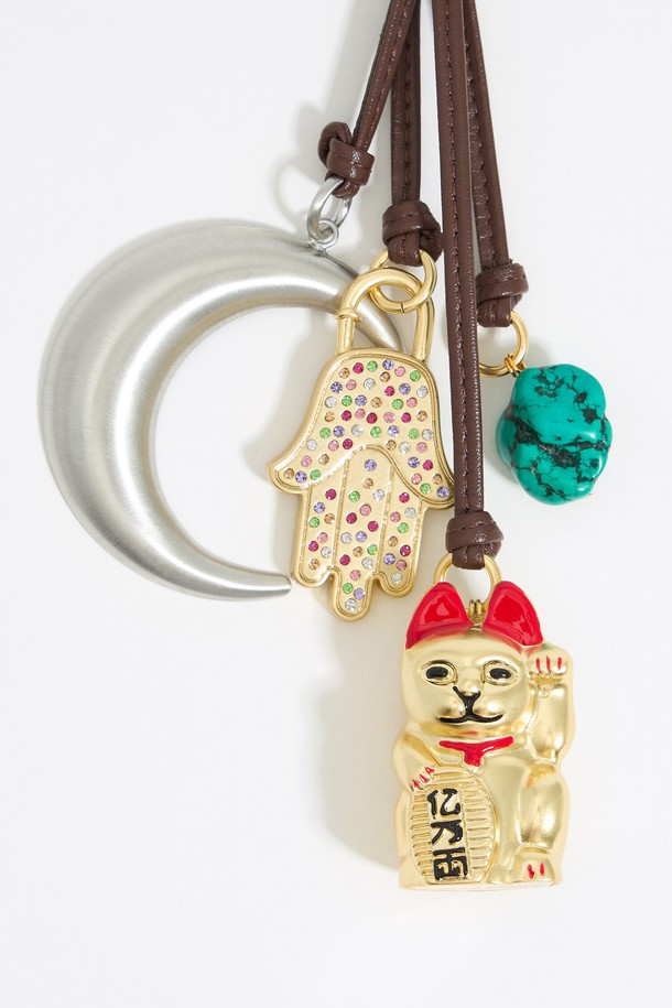 빔바이롤라(BIMBA Y LOLA) 브라운 멀티 펜던트 백 참 B246AIZ021BRF는 가방에 포인트를 더해줄 수 있는 액세서리입니다. 여성용 백 참으로, 쇼핑, 카페, 모임 등 다양한 TPO에 활용하기 좋습니다. 클래식, 미니멀 및 캐주얼 스타일을 즐겨 입는 분들께 추천하며, 아연합금, 폴리우레탄, 황동, 자연석, 유리, 에나멜수지 등 다양한 소재로 제작되었습니다. 브라운 컬러의 펜던트와 참 디자인이 특징이며, 가방에 부착하여 개성을 드러낼 수 있습니다. 화면 해상도 및 밝기에 따라 실제 색상과 차이가 있을 수 있으며, 자연광에 따라 소재 및 컬러가 다르게 보일 수 있습니다.
