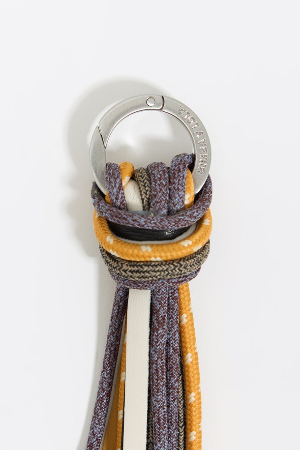 [24FW] 빔바이롤라 태슬 백 참 B246AIZ022ORF는 오렌지 컬러의 여성용 백참입니다. 폴리에스터, 아연합금, 황동 소재로 제작되었으며, 가방에 돋보이는 포인트를 더하는 태슬 디자인이 특징입니다. 가방 액세서리로 활용 가능하며, 가로 35cm 사이즈, 더스트백이 함께 제공됩니다.
