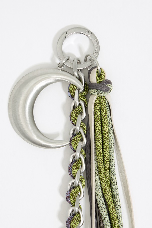 [24FW] 빔바이롤라 체인 백 참 B246AIZ024GNF는 여성용 가방 장식용 백참입니다. 그린 컬러에 아연합금, 알루미늄, 폴리에스터, 천연가죽, 황동, 자연돌, 에나멜수지 등 다양한 소재를 사용하여 제작되었으며, 체인과 참 디자인으로 포인트를 더했습니다. FREE 사이즈로, 더스트백은 블랙/화이트 중 랜덤 발송되며, 화면 해상도에 따라 실제 색상과 차이가 있을 수 있습니다.
