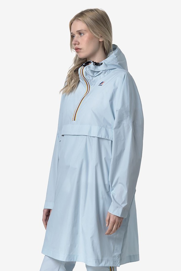 까웨(KWAY) 르브레 4.0 포춘 자켓 Y255EUJ928는 남녀 공용으로, 연하늘색 컬러의 레귤러핏 자켓입니다. 얇고 부드러운 나일론 소재로 제작되어 봄, 여름, 가을 시즌에 등산, 아웃도어, 일상에서 가볍게 착용하기 좋습니다. 하프 집업 스타일의 긴소매 자켓으로, 방수, 방풍, 통기, 경량, 발수 기능을 갖춘 패커블 디자인이 특징입니다.
