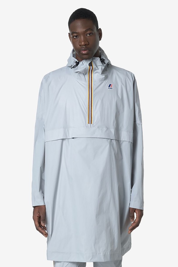 까웨(KWAY) 르브레 4.0 포춘 자켓 Y255EUJ930은 남녀 공용으로 착용 가능한 윈드브레이커입니다. 얇고 가벼운 나일론 소재로 제작되어 봄, 가을 야외 활동 및 일상생활에서 스포티하고 캐주얼한 스타일을 연출할 수 있습니다. 패커블 디자인으로 휴대성이 뛰어나며, 10,000mm 방수 및 10,000g/sqm/24h 투습 기능, DWR 발수 가공, 내부 방풍 플랩, 후드 스트링 조절이 가능하여 변덕스러운 날씨에도 쾌적하게 착용할 수 있습니다.
