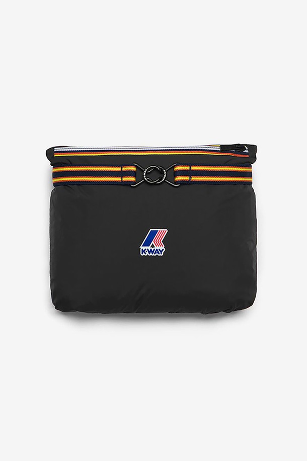 까웨(KWAY) 르브레 4.0 포춘 자켓 Y255EUJ932는 남녀 공용으로 착용 가능한 블랙 컬러의 아노락 스타일 자켓입니다. 봄, 가을 시즌에 적합하며, 가볍고 얇은 나일론 소재에 방수, 방풍, 발수 기능을 더해 아웃도어 활동과 일상에서 모두 활용하기 좋습니다. 레귤러핏과 하프 집업 디자인으로 활동성을 높였으며, 마이크로 립스탑 원단과 패커블 기능, 후드 스트링으로 실용성을 더했습니다.
