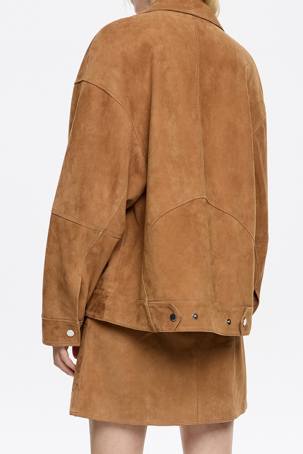 [25SS] 스웨이드 더블 브레스트 자켓 B255AWL001CAB는 부드러운 촉감의 천연 스웨이드 소재로 제작된 여성용 자켓입니다. 클래식한 무드의 카멜 컬러, 레귤러 핏의 더블 버튼 디자인으로 일상복으로 활용하기 좋습니다. 안감은 폴리에스터, 소매는 긴 기장이며, 더스트백이 포함되어 있습니다.
