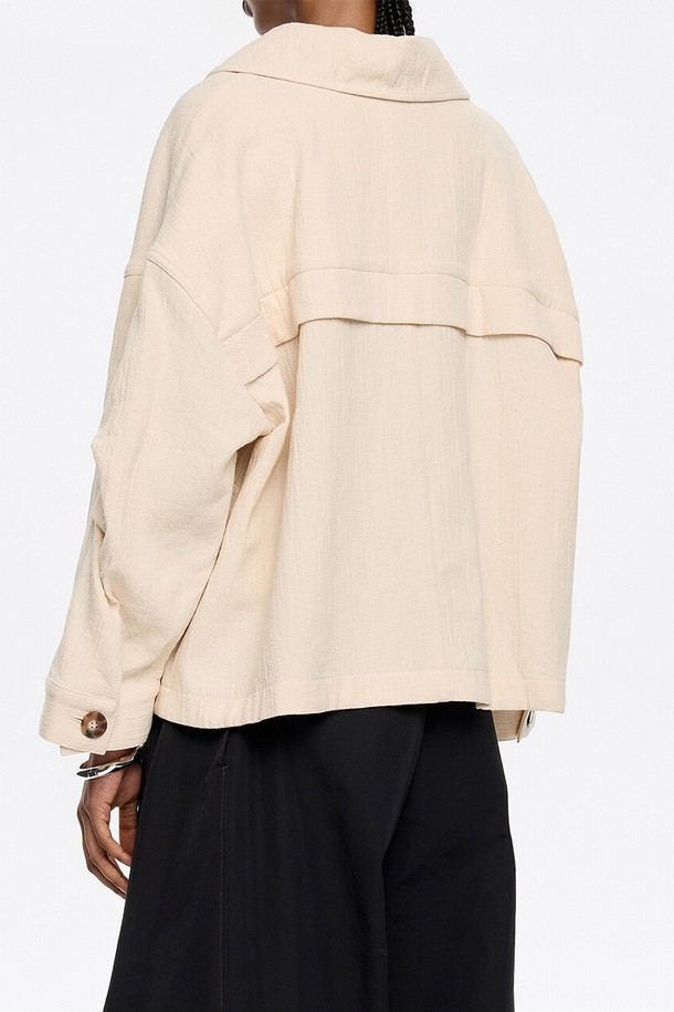 [25SS] 빔바이롤라 A라인 재킷 B255AWJ007CRB는 여성 의류로, 미니멀하고 베이직한 스타일을 추구하는 분들을 위한 크림색상의 자켓입니다. 봄, 여름 시즌에 적합하며, 일상적인 착용에 용이합니다. A라인 핏과 7부 소매 기장이 특징이며, 버튼 여밈 방식으로 디자인되었습니다. 면 소재로 제작되어 편안한 착용감을 제공하며, 더스트백이 함께 제공됩니다. 데이트룩, 쇼핑룩 등 다양한 TPO에 맞춰 미니멀, 클래식, 캐주얼 스타일을 연출할 수 있습니다.
