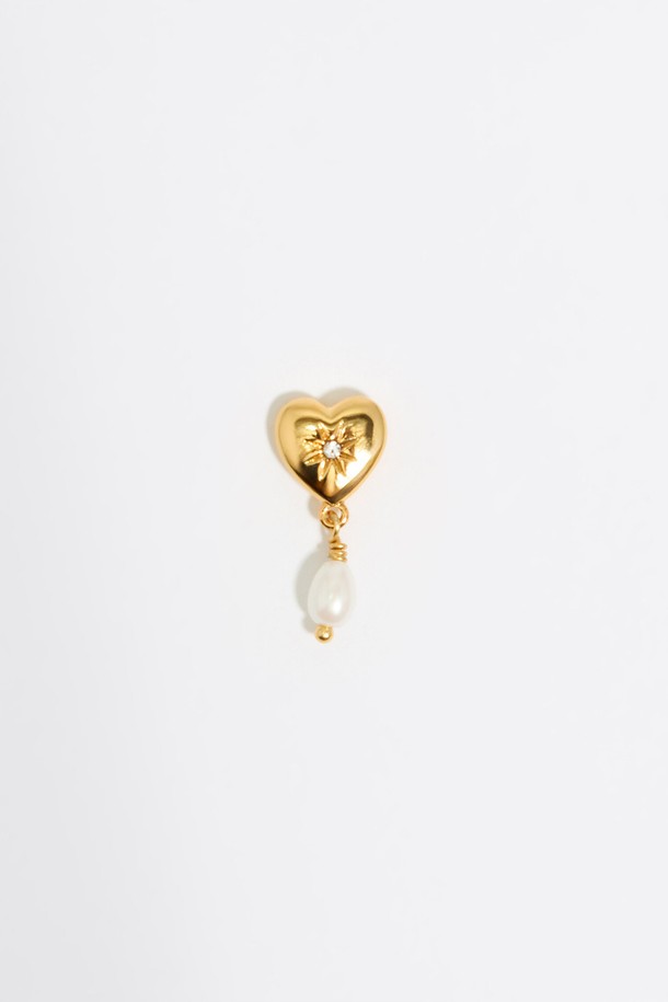 [25SS] 빔바이롤라 하트 스톤 이어링 B255AIW025GOF는 여성스러운 무드를 연출하는 골드 컬러의 이어링입니다. 하트, 진주, 스톤 장식이 돋보이는 우아하고 페미닌한 디자인으로 봄, 여름 시즌에 잘 어울립니다. 왕동과 유리의 조화로 제작되었으며, 더스트백이 포함되어 있으며, 블랙 또는 화이트 더스트백이 랜덤으로 제공됩니다.
