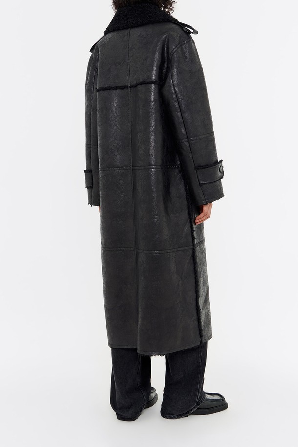 [24FW] 빔바이롤라 블랙 페이크퍼 무스탕은 가을과 겨울, 일상에서 모던하고 미니멀한 스타일을 연출하기에 좋은 여성용 아우터입니다. 부드러운 촉감의 두꺼운 폴리에스테르 소재로 제작되었으며, 롱 기장의 오버핏 디자인으로 편안한 착용감을 선사합니다. 블랙 컬러에 무지 패턴으로 어떤 룩에도 쉽게 매치할 수 있으며, 싱글 버튼 여밈과 페이크퍼 디테일이 특징입니다. 데이트룩, 쇼핑룩 등 다양한 TPO에 활용하여 시크하고 클래식한 스타일을 완성해보세요. 긴 소매 기장으로 보온성을 높였으며, 안감 또한 폴리에스테르로 마감했습니다.
