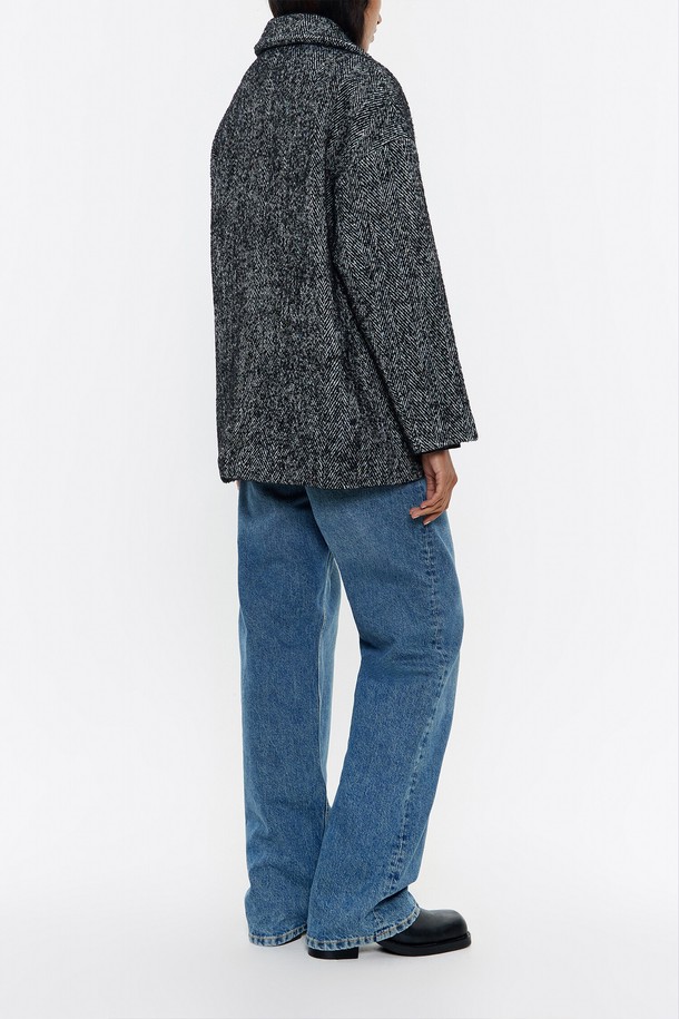 [24FW] 빔바이롤라 헤링본 미니 코트 B246AWC004BKB는 클래식한 무드의 여성용 코트입니다. 가을과 겨울에 착용하기 적합하며, 데일리룩, 출근룩, 오피스룩 등 다양한 TPO에 활용할 수 있습니다. 블랙 컬러의 헤링본 패턴, 레귤러핏의 미니 기장으로, 엉덩이를 살짝 덮는 기장입니다. 두꺼운 두께감과 긴소매, 테일러드 코트 타입으로 안감이 있어 보온성을 더했습니다. 폴리에스터, 모, 레이온 혼방 소재로 제작되어 고급스러운 분위기를 연출합니다.
