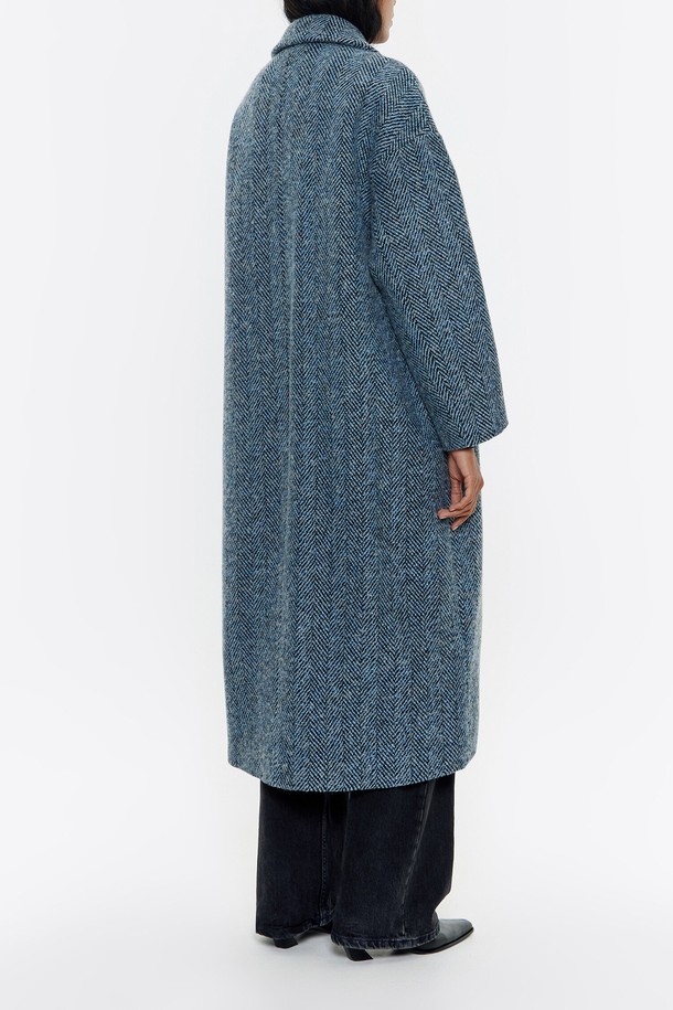 [24FW] 빔바이롤라 헤링본 오버사이즈 롱코트 (B246AWC002BLB)는 클래식하고 시크한 스타일을 추구하는 여성들을 위한 아우터입니다. 가을과 겨울 시즌에 어울리는 두꺼운 울, 폴리에스테르, 아크릴 혼방 소재로 제작되어 보온성을 높였습니다. 헤링본 패턴과 더블 브레스트 디자인이 특징이며, 오버핏 롱 기장으로 세련된 실루엣을 연출합니다. 오피스룩, 출근룩, 겨울 데일리룩 등 다양한 TPO에 활용 가능하며, 미니멀한 스타일을 선호하는 분들에게 적합합니다. 블루 컬러는 세련된 분위기를 더합니다.
