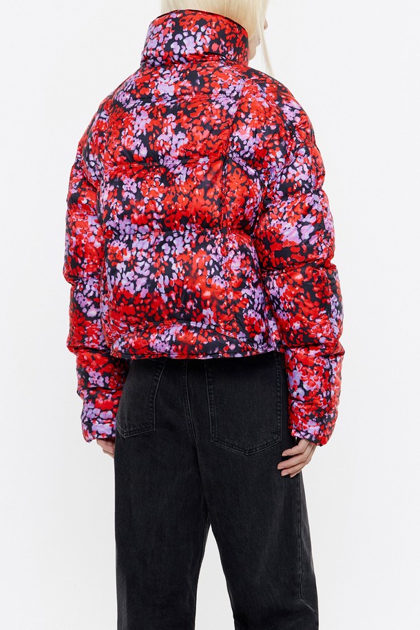 [24FW] 빔바이롤라 레드 미모사 숏패딩 B246AWD007RDB는 여성용 숏패딩으로, 겨울철 캐주얼 스타일을 연출하기에 좋습니다. 레드, 블루, 퍼플 세 가지 컬러로 출시되었으며, 플라워 패턴이 특징입니다. 오리솜털 80%, 오리깃털 20% 충전재로 제작되어 따뜻함을 제공하며, 안감은 나일론 소재입니다. 크롭 기장에 집업 방식으로 간편하게 착용 가능하며, 부드러운 촉감과 긴 소매 기장으로 편안함을 더했습니다. 블랙/화이트 랜덤 더스트백이 포함되어 있어 보관도 용이합니다.
