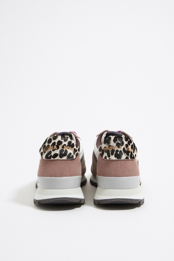 [24FW] 빔바이롤라 퍼플 포인트 스니커즈 B246AIS010BEC는 베이지 컬러 소가죽 소재에 라운드 앞코 디자인으로 편안함을 더한 여성 캐주얼 스니커즈입니다. 3.5cm 굽 높이의 플랫 디자인과 끈으로 묶는 형태로 제작되었으며, 로우탑 디자인과 퍼플 컬러 포인트 디테일이 특징입니다. 가을, 겨울 시즌에 어울리는 무지 패턴의 데일리 슈즈로 활용하기 좋습니다.
