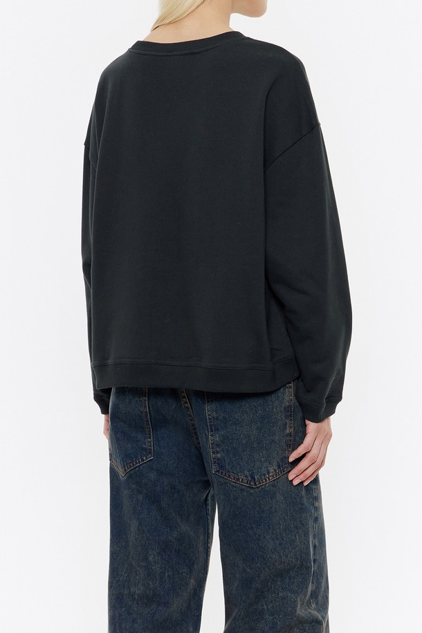 [24FW] 빔바이롤라 블랙 빔바이롤라 로고 스웻셔츠 B246AWW004BKB는 여성용 스웻셔츠입니다. 블랙 컬러에 면 소재로 제작되어 가을, 겨울에 따뜻하게 착용할 수 있습니다. 빔바이롤라 로고가 특징이며, 레귤러핏 라운드넥 디자인으로 캐주얼, 스트릿 스타일을 연출하기 좋습니다. 두꺼운 두께감과 부드러운 촉감으로 편안하게 즐겨 입을 수 있으며, 일상, 동네 마실, 여행 등 다양한 TPO에 활용하기 좋습니다.
