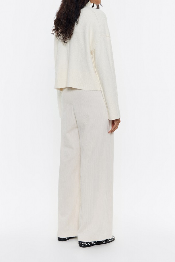 빔바이롤라 베이지 미디어 코듀로이 팬츠는 24FW 시즌을 맞아 새롭게 출시된 여성용 코듀로이 팬츠입니다. 베이지와 아이보리 컬러로 출시되어 어떤 상의에도 쉽게 매치할 수 있으며, 가을과 겨울에 따뜻하고 포근한 스타일을 연출해 줍니다. 와이드 핏에 레귤러 핏으로 편안한 착용감을 선사하며, 두꺼운 코듀로이 소재로 제작되어 보온성을 높였습니다. 일상, 동네 마실, 카페 등 다양한 TPO에 맞춰 캐주얼, 미니멀, 클래식 스타일을 연출하기 좋습니다. 밴딩 처리로 활동성을 더했습니다.
