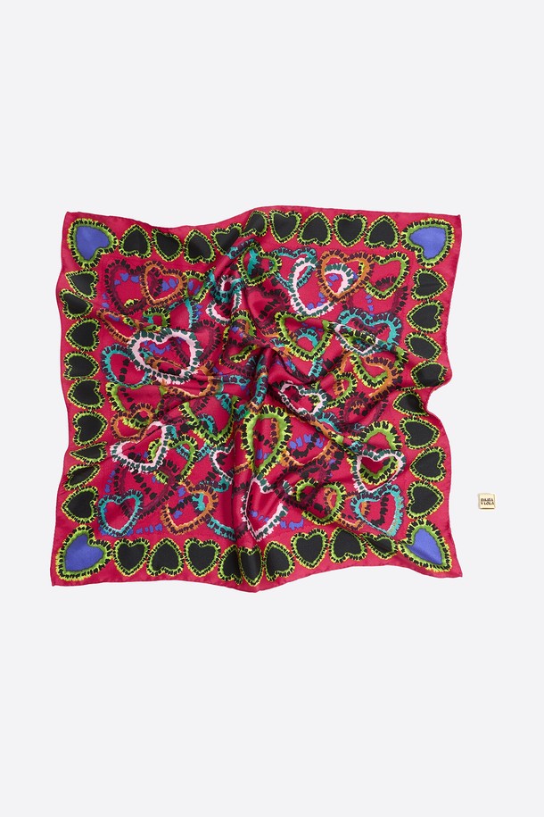 [24FW] 빔바이롤라 핑크 참 스카프 B246AIF017PKF는 여성스러운 스타일을 완성하는 스카프 참입니다. 사랑스러운 하트 패턴과 핑크 컬러가 특징이며, 데이트룩, 쇼핑룩, 카페룩에 잘 어울립니다. 100% 폴리에스테르 소재의 52x52cm 스카프로 제작되었으며, 참은 98% 아연과 2% 에나멜로 구성되어 있습니다. 걸리시, 로맨틱, 클래식 스타일을 즐겨 입는 분들께 추천하며, 더스트백이 함께 제공됩니다.
