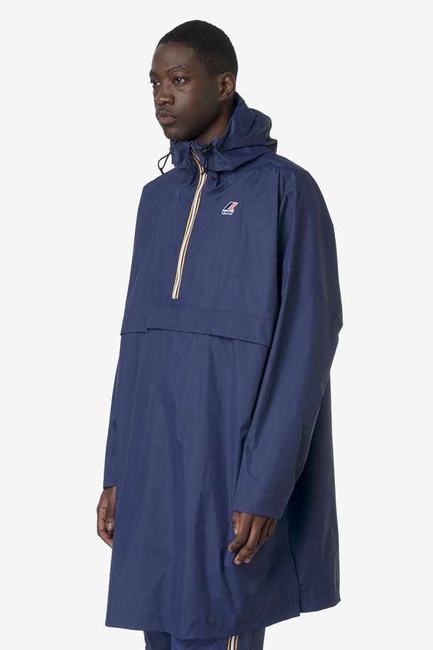 까웨(KWAY) 르브레 4.0 포춘 자켓 Y255EUJ929는 남녀 공용으로 착용 가능한 네이비 컬러의 롱 기장 자켓입니다. 봄/가을 간절기에 적합하며, 일상과 하이킹 등 다양한 활동에 활용할 수 있습니다. 방수, 방풍 기능을 갖춘 얇은 두께의 나일론 소재로 제작되었으며, DWR 발수 가공, 10,000mm 내수압, 10,000g/sqm/24h 투습 기능으로 쾌적함을 유지합니다. 
