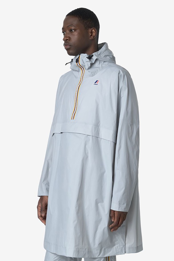 까웨(KWAY) 르브레 4.0 포춘 자켓 Y255EUJ930은 남녀 공용으로 착용 가능한 윈드브레이커입니다. 얇고 가벼운 나일론 소재로 제작되어 봄, 가을 야외 활동 및 일상생활에서 스포티하고 캐주얼한 스타일을 연출할 수 있습니다. 패커블 디자인으로 휴대성이 뛰어나며, 10,000mm 방수 및 10,000g/sqm/24h 투습 기능, DWR 발수 가공, 내부 방풍 플랩, 후드 스트링 조절이 가능하여 변덕스러운 날씨에도 쾌적하게 착용할 수 있습니다.
