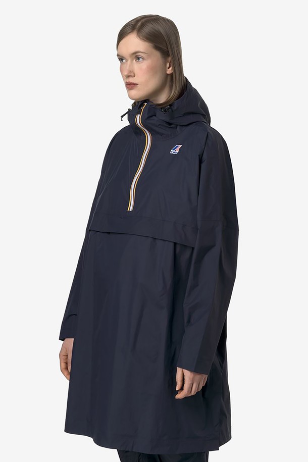 까웨(KWAY) 르브레 4.0 포춘 자켓 Y255EUJ931은 아웃도어 활동과 레인웨어로 활용 가능한 남녀 공용 패커블 자켓입니다. 네이비 색상으로, 봄, 여름, 가을 계절에 적합하며, 윈드브레이커 스타일의 레귤러핏 제품입니다. 얇고 가벼운 나일론 소재에 DWR 발수 가공 및 10,000mm 방수, 10,000g/sqm/24h 투습 기능을 갖춰 방수, 방풍, 통기성, 발수 기능을 제공합니다. 후드 스트링 조절이 가능하며 하프 집업 여밈 방식으로 스포티하고 캐주얼한 스타일을 연출합니다.
