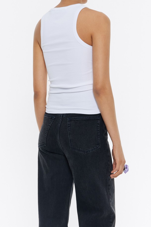 빔바이롤라 화이트 프린팅 슬리브리스는 여성스러운 매력을 더하는 여름철 필수 아이템입니다. 부드러운 면과 폴리우레탄 혼방 소재로 제작되어 편안한 착용감을 선사하며, 라운드넥과 레귤러핏 디자인으로 어떤 스타일에도 잘 어울립니다. 화이트 컬러 바탕에 장미 로고 프린트가 더해져 로맨틱한 무드를 연출하며, 데이트룩이나 카페룩 등 다양한 TPO에 활용하기 좋습니다. 캐주얼, 미니멀, 로맨틱 스타일을 즐기는 여성들에게 추천하는 슬리브리스입니다.
