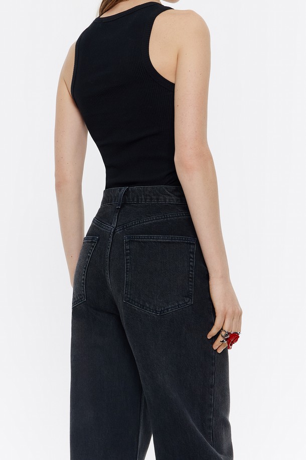 [24SS] 빔바이롤라 블랙 프린팅 슬리브리스 B245AWT013BKB는 여름 시즌에 어울리는 여성 슬림핏 슬리브리스입니다. 라운드넥 디자인에 면 96%, 폴리우레탄 4% 혼방 소재로 제작되어 부드러운 촉감을 제공합니다. 베이직 스타일의 블랙 컬러 바탕에 로고 프린트가 돋보이며, 얇은 두께감으로 시원하게 착용 가능합니다. 미니멀하고 캐주얼한 스타일을 연출하기에 좋습니다.
