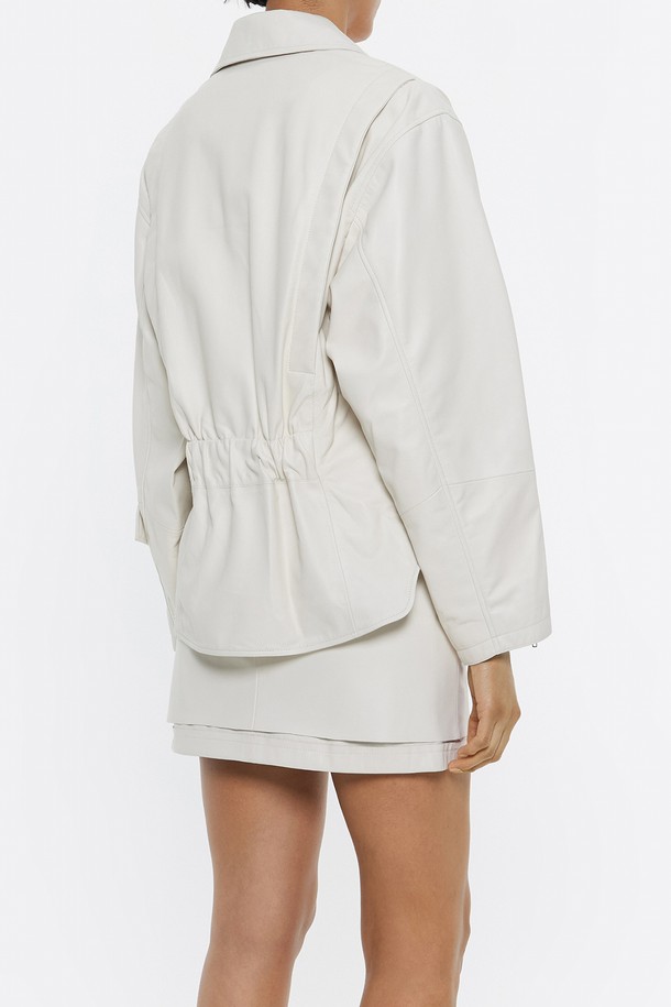 [24SS] 빔바이롤라 아이스 그레이 가죽 바이커 재킷은 부드러운 천연 양가죽 소재의 여성용 바이커 재킷입니다. 봄, 여름 계절에 어울리는 얇은 두께로 제작되었으며, 모던하고 미니멀한 스타일을 연출합니다. 아이스 그레이 컬러의 무지 디자인에 레귤러 핏으로 편안하게 착용 가능하며, 지퍼형 여밈 방식과 긴 소매 기장이 특징입니다. 서즈 칼라, 금속 지퍼 커프스, 전면 금속 지퍼, 전면 월트 포켓, 측면 조절 가능한 가죽 코드, 레이온 안감 등의 디테일이 돋보입니다. 데이트룩, 카페룩, 쇼핑룩 등 다양한 TPO에 시크하고 미니멀한 스타일을 더해줍니다.
