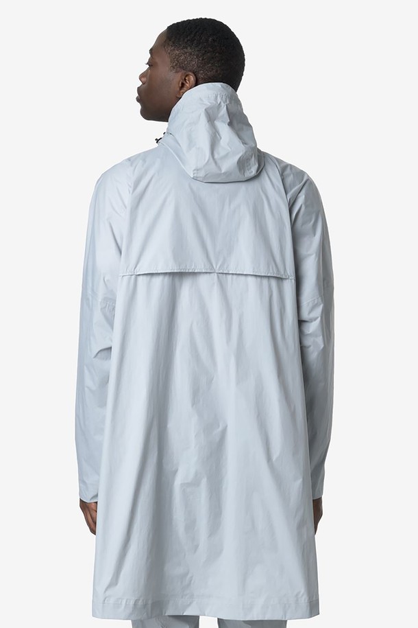 까웨(KWAY) 르브레 4.0 포춘 자켓 Y255EUJ930은 남녀 공용으로 착용 가능한 윈드브레이커입니다. 얇고 가벼운 나일론 소재로 제작되어 봄, 가을 야외 활동 및 일상생활에서 스포티하고 캐주얼한 스타일을 연출할 수 있습니다. 패커블 디자인으로 휴대성이 뛰어나며, 10,000mm 방수 및 10,000g/sqm/24h 투습 기능, DWR 발수 가공, 내부 방풍 플랩, 후드 스트링 조절이 가능하여 변덕스러운 날씨에도 쾌적하게 착용할 수 있습니다.
