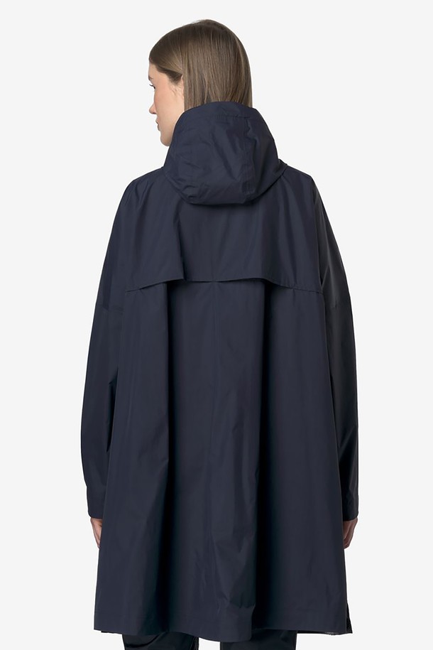 까웨(KWAY) 르브레 4.0 포춘 자켓 Y255EUJ931은 아웃도어 활동과 레인웨어로 활용 가능한 남녀 공용 패커블 자켓입니다. 네이비 색상으로, 봄, 여름, 가을 계절에 적합하며, 윈드브레이커 스타일의 레귤러핏 제품입니다. 얇고 가벼운 나일론 소재에 DWR 발수 가공 및 10,000mm 방수, 10,000g/sqm/24h 투습 기능을 갖춰 방수, 방풍, 통기성, 발수 기능을 제공합니다. 후드 스트링 조절이 가능하며 하프 집업 여밈 방식으로 스포티하고 캐주얼한 스타일을 연출합니다.
