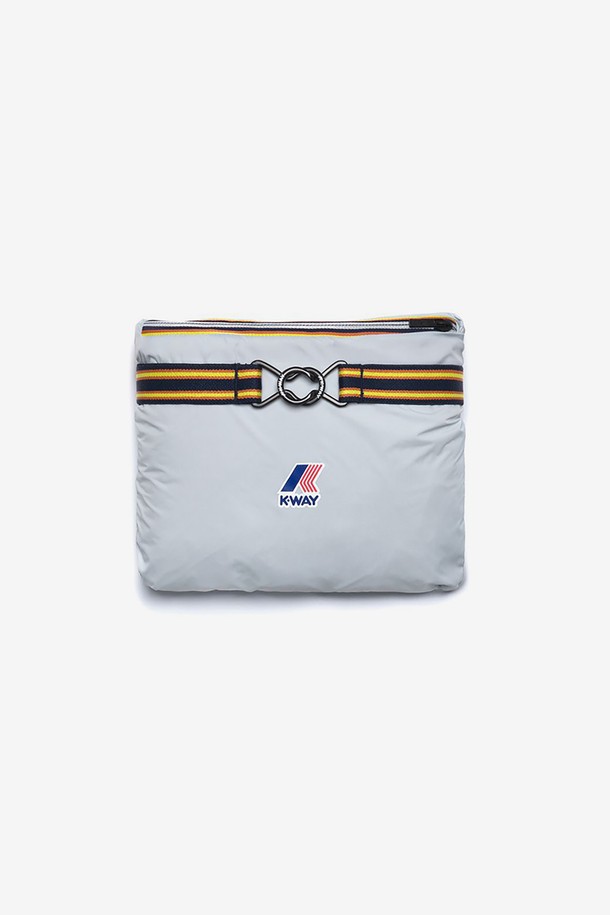 까웨(KWAY) 르브레 4.0 포춘 자켓 Y255EUJ930은 남녀 공용으로 착용 가능한 윈드브레이커입니다. 얇고 가벼운 나일론 소재로 제작되어 봄, 가을 야외 활동 및 일상생활에서 스포티하고 캐주얼한 스타일을 연출할 수 있습니다. 패커블 디자인으로 휴대성이 뛰어나며, 10,000mm 방수 및 10,000g/sqm/24h 투습 기능, DWR 발수 가공, 내부 방풍 플랩, 후드 스트링 조절이 가능하여 변덕스러운 날씨에도 쾌적하게 착용할 수 있습니다.
