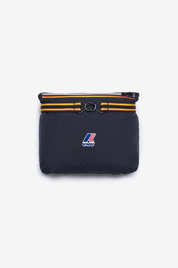 까웨(KWAY) 르브레 4.0 포춘 자켓 Y255EUJ931은 아웃도어 활동과 레인웨어로 활용 가능한 남녀 공용 패커블 자켓입니다. 네이비 색상으로, 봄, 여름, 가을 계절에 적합하며, 윈드브레이커 스타일의 레귤러핏 제품입니다. 얇고 가벼운 나일론 소재에 DWR 발수 가공 및 10,000mm 방수, 10,000g/sqm/24h 투습 기능을 갖춰 방수, 방풍, 통기성, 발수 기능을 제공합니다. 후드 스트링 조절이 가능하며 하프 집업 여밈 방식으로 스포티하고 캐주얼한 스타일을 연출합니다.
