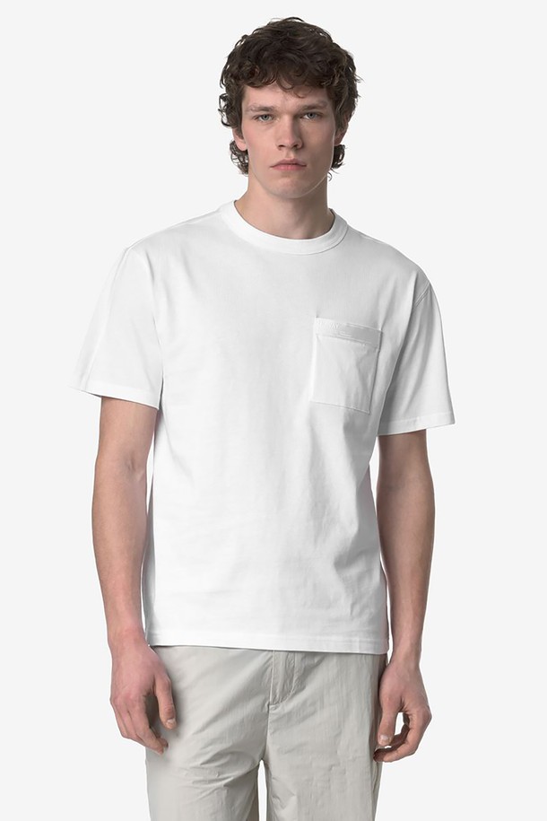 까웨(KWAY) 팬텀 포켓 티셔츠는 부드러운 면 소재로 제작된 화이트 컬러의 공용 티셔츠입니다. 두께감이 느껴지는 이 티셔츠는 봄, 여름철 일상복으로 적합하며, 베이직하고 캐주얼한 스타일을 연출합니다. 무지 디자인에 패치 포켓 디테일이 더해진 레귤러 핏의 반소매 라운드넥 티셔츠입니다.
