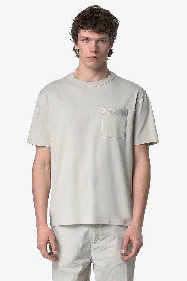까웨(KWAY) 팬텀 포켓 티셔츠는 남성을 위한 화이트 컬러의 베이직한 반소매 티셔츠입니다. 면 소재로 제작되어 봄, 여름철 일상복으로 적합하며, 레귤러 핏과 라운드넥 디자인으로 편안하게 착용할 수 있습니다. 무지 패턴에 포켓 디테일이 더해진 캐주얼한 스타일의 상의입니다.
