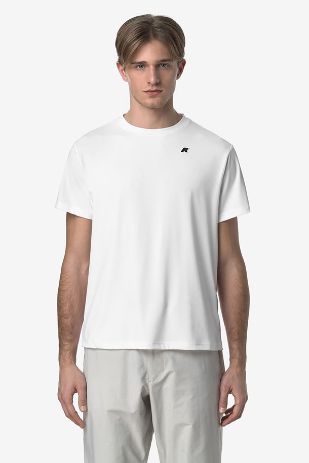 까웨(KWAY) 그래파이트 티셔츠는 남녀공용으로, 여름철 야외 스포츠 및 하이킹에 적합한 스포티한 반소매 티셔츠입니다. 통기성과 신축성이 뛰어난 폴리에스테르 소재로 제작되었으며, 라운드넥 디자인에 앞 패치 포켓과 뒷면 실크스크린 프린트가 돋보입니다. 그래파이트 컬러의 무지 디자인으로 어떤 스타일에도 쉽게 매치할 수 있습니다.
