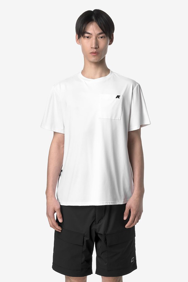 까웨(KWAY) 수반 티셔츠는 남녀공용으로, 야외 스포츠 및 하이킹에 적합한 스포티한 스타일의 반소매 티셔츠입니다. 폴리에스테르 소재의 레귤러핏으로 가볍고 통기성이 뛰어나며, 신축성이 있어 활동성을 높여줍니다. 흰색과 검은색 두 가지 색상으로 제공되며, 라운드넥에 앞 패치 포켓과 세로 지퍼 포켓 디테일, 로고 및 실리콘 프린트 무늬가 특징입니다.
