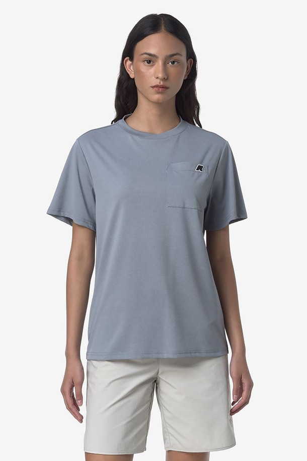 까웨(KWAY) 수반 티셔츠는 스포티한 무드를 연출하는 유니섹스 티셔츠입니다. 흰색 바탕에 로고 패턴이 돋보이며, 폴리에스테르 소재로 제작되어 통기성과 신축성이 우수합니다. 라운드넥 디자인에 앞면 패치 포켓과 수직 지퍼 포켓이 있으며, 하이킹, 아웃도어, 스포츠 활동에 적합합니다.
