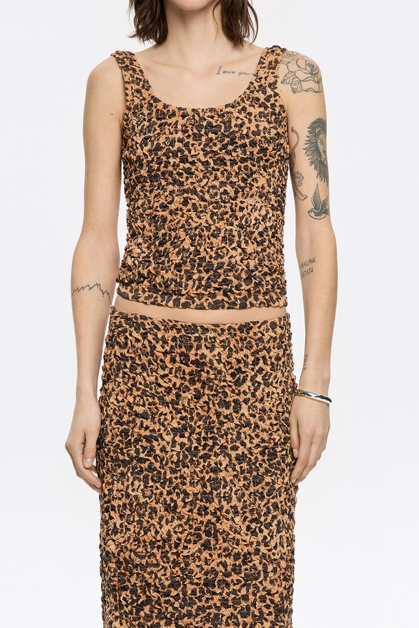 [25SS] 빔바이롤라 브라운 레오파드 민소매 티셔츠 B255AWT042BRB는 부드러운 면 소재로 제작되어 편안한 착용감을 선사합니다. 브라운 컬러 바탕에 레오파드 무늬가 포인트이며, 루쉬드 디테일로 여성스러운 실루엣을 연출합니다. 봄, 여름 시즌 일상에서 스타일리시하게 활용하기 좋은 민소매 티셔츠입니다.
