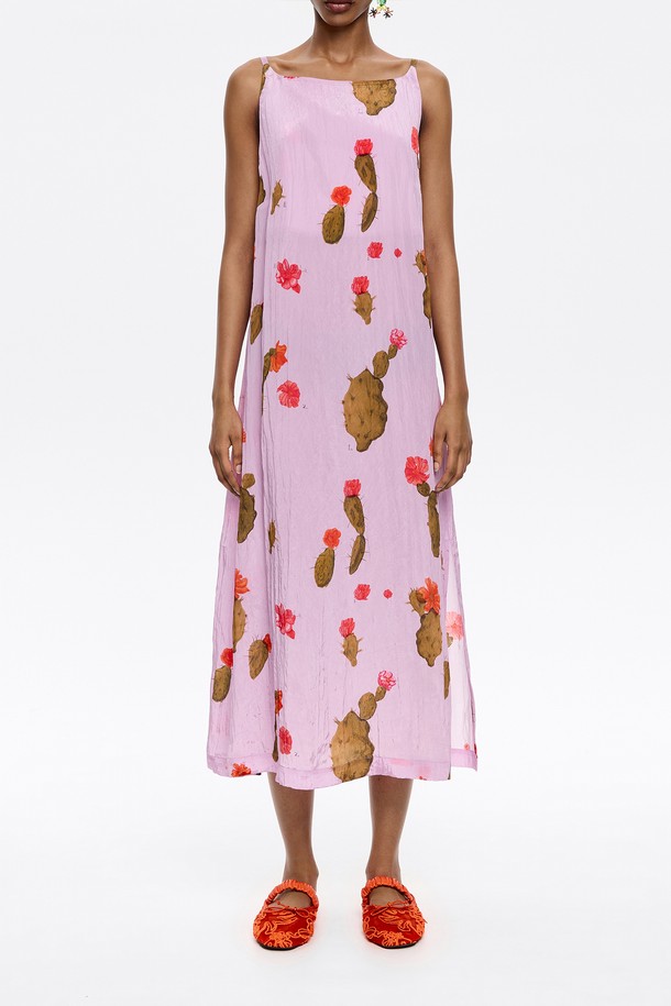 [25SS] 빔바이롤라 선인장 A-라인 드레스는 봄, 여름 시즌에 어울리는 여성용 A라인 드레스입니다. 레이온과 나일론 혼방 소재로 제작되어 시원하고 편안한 착용감을 선사하며, 민소매 디자인과 스퀘어넥 라인이 특징입니다. 핑크 컬러 바탕에 선인장 프린트가 더해져 캐주얼하면서도 산뜻한 분위기를 연출하며, 안감이 있어 비침 걱정 없이 착용할 수 있습니다.
