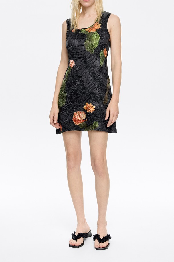 [25SS] 빔바이롤라 선인장 핏 미니 드레스는 여성용 미니 드레스로, 봄과 여름에 어울리는 디자인입니다. 블랙 컬러의 폴리에스테르 소재로 제작되었으며, 라운드 넥에 민소매 스타일을 갖췄습니다. 선인장 패턴이 돋보이는 피티드 핏의 드레스로, 데이트룩, 여행룩, 휴가룩 등 다양한 TPO에 활용 가능합니다. 미니멀, 캐주얼, 리조트 스타일을 연출하기 좋은 아이템입니다. 25SS 시즌을 맞아 출시되었습니다.
