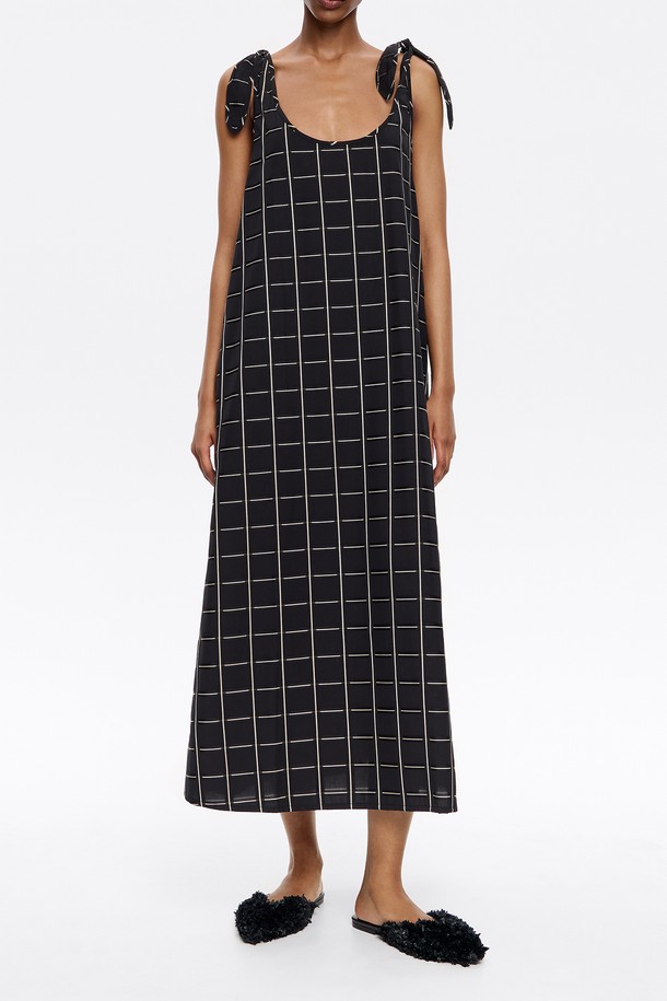 빔바이롤라의 [25SS] 체크 A-라인 타이 드레스 B255AWO009BKB는 여성용 민소매 드레스로, 봄/여름 계절에 어울리는 베이직 스타일의 제품입니다. 블랙 컬러의 체크 패턴과 A라인 핏, 스퀘어넥 디자인이 특징이며, 타이 디테일로 포인트를 더했습니다. 폴리에스터와 레이온 혼방 소재로 제작되었으며, 더스트백이 함께 제공됩니다.
